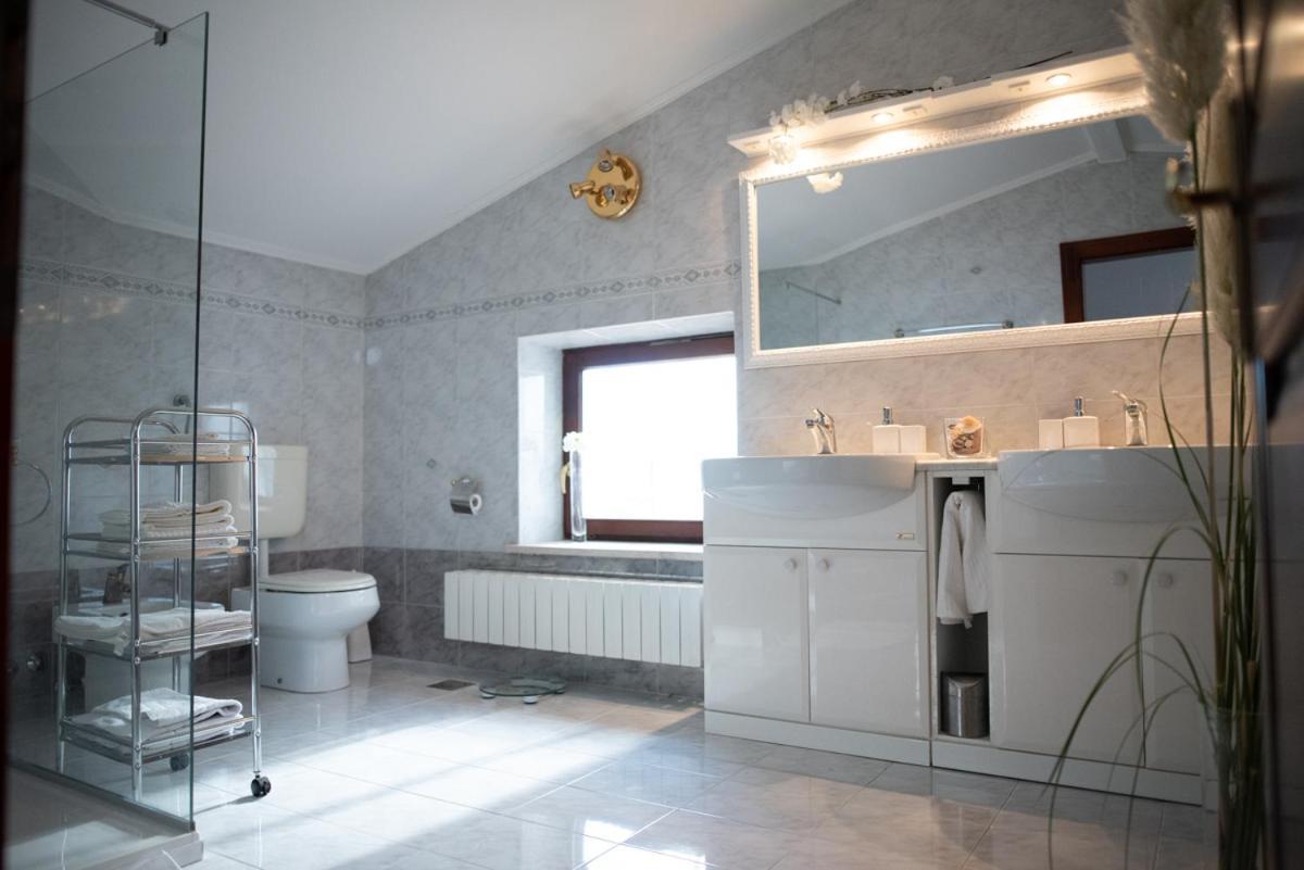 Castle House Rooms, Swimming Pool & Sauna & Tennis Court & Wine Cellar Sezana ภายนอก รูปภาพ