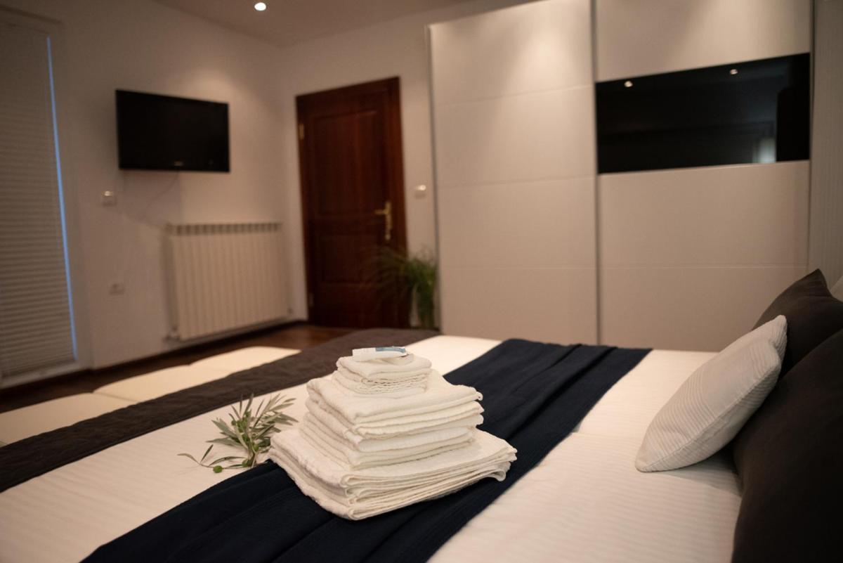 Castle House Rooms, Swimming Pool & Sauna & Tennis Court & Wine Cellar Sezana ภายนอก รูปภาพ