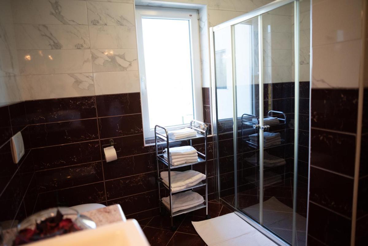 Castle House Rooms, Swimming Pool & Sauna & Tennis Court & Wine Cellar Sezana ภายนอก รูปภาพ